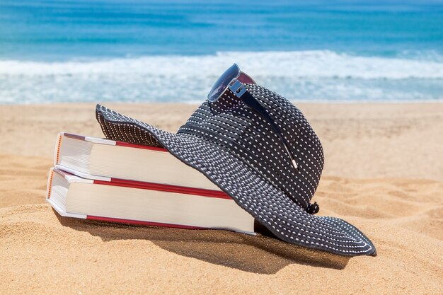 Panama op de boeken om te lezen op het strand. Zonnebril ter bescherming.