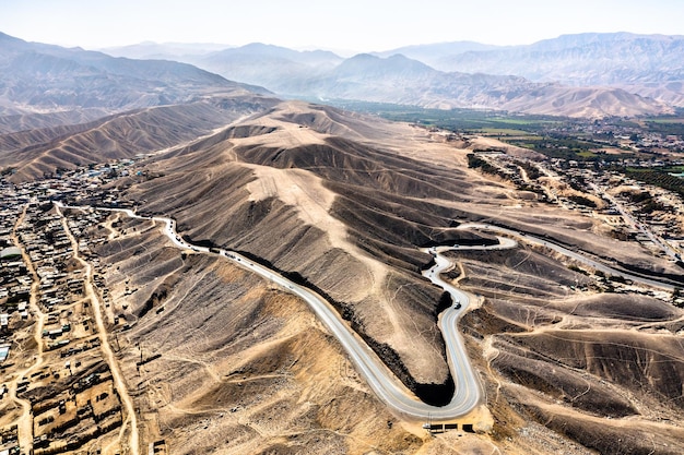 Autostrada panamericana con linee e geoglifi di palpa patrimonio mondiale dell'unesco in perù