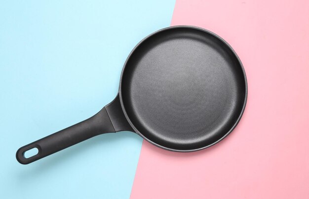 Foto pancake anti-stic frying pan op roze achtergrond