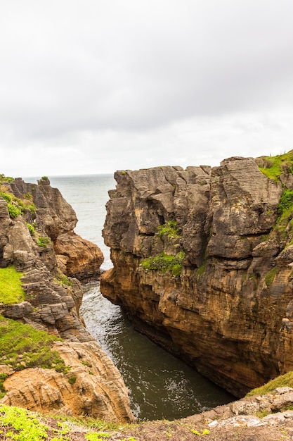 Foto pancake rocks vista dell'isola del sud del mar di tasman in nuova zelanda