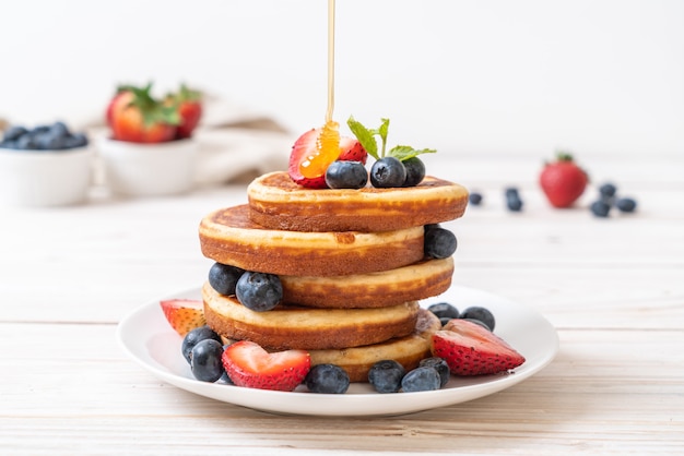 Photo pancake with fresh blueberries