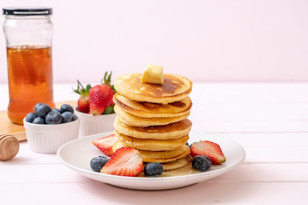 pancake with strawberries, blueberries and honey