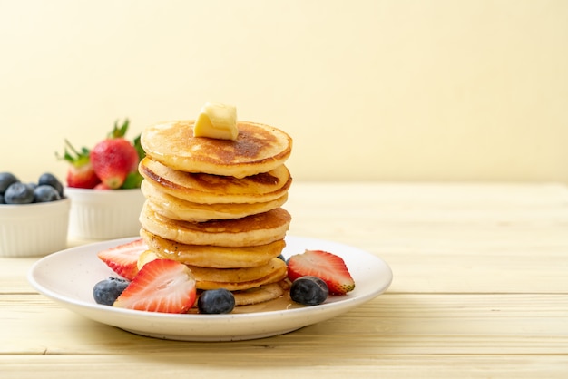 pancake with strawberries, blueberries and honey