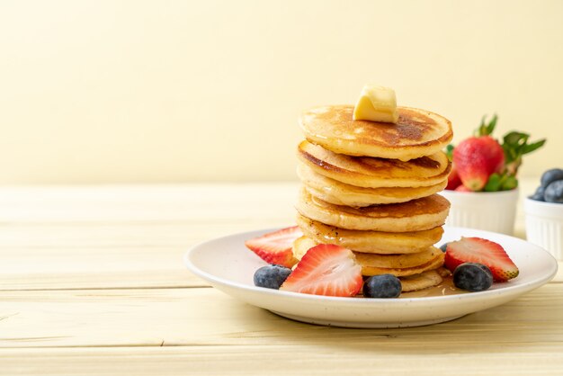 pancake with strawberries, blueberries and honey