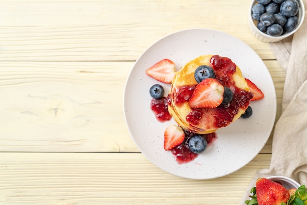 pancake with strawberries and blueberries 