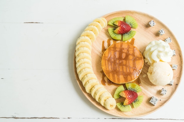 バニラアイスクリームとフルーツのパンケーキ