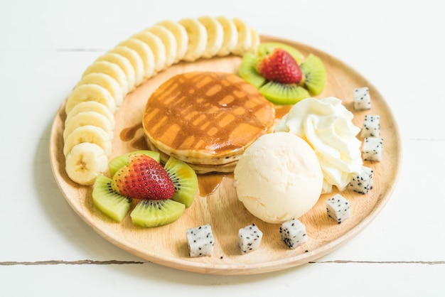 バニラアイスクリームとフルーツのパンケーキ