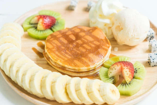 バニラアイスクリームとフルーツのパンケーキ