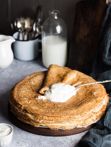 Photo pancakes crepes with sour cream russian traditional pancake week carnival