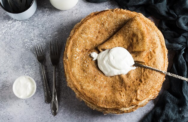 Photo pancakes crepes with sour cream russian traditional pancake week carnival