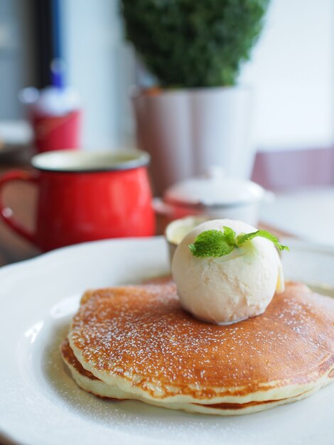 蜂蜜シロップとアイスクリームのパンケーキ