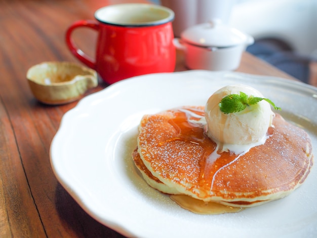 蜂蜜シロップとアイスクリームのパンケーキ