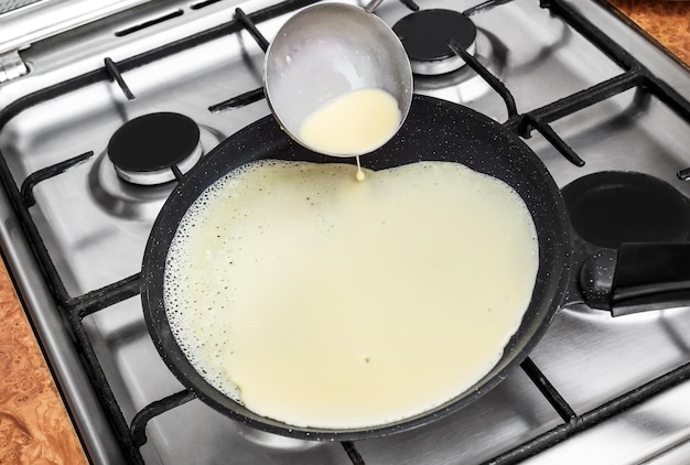 Pancakes koken in de keuken.