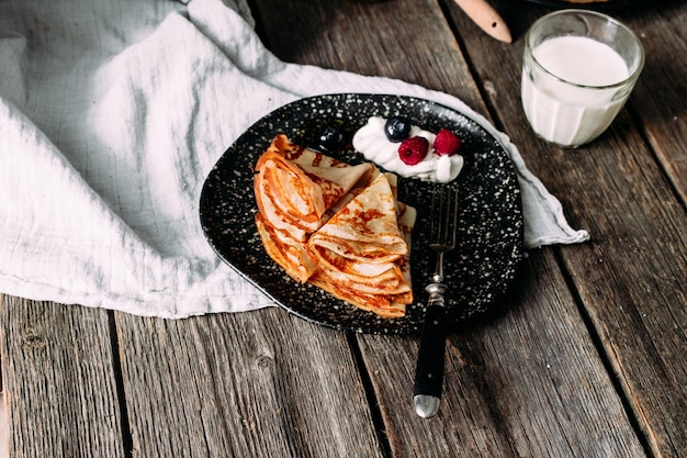 Photo pancakes on a plate with berries. breakfast