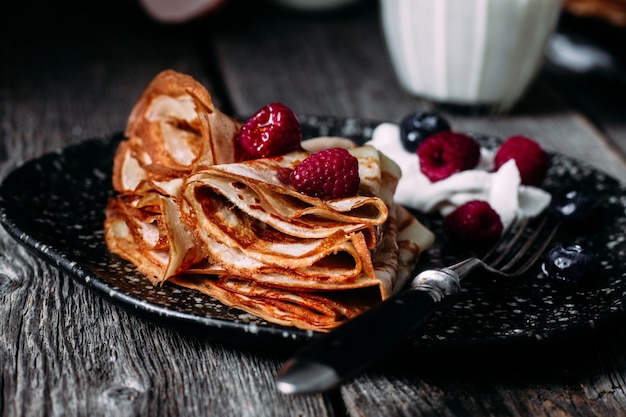 Photo pancakes on a plate with berries. breakfast