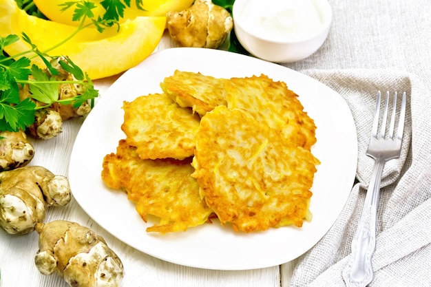 Foto frittelle di zucca con topinambur su tavola di legno