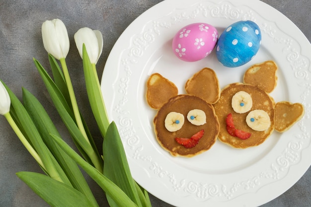 Frittelle a forma di coniglietti e uova di pasqua.