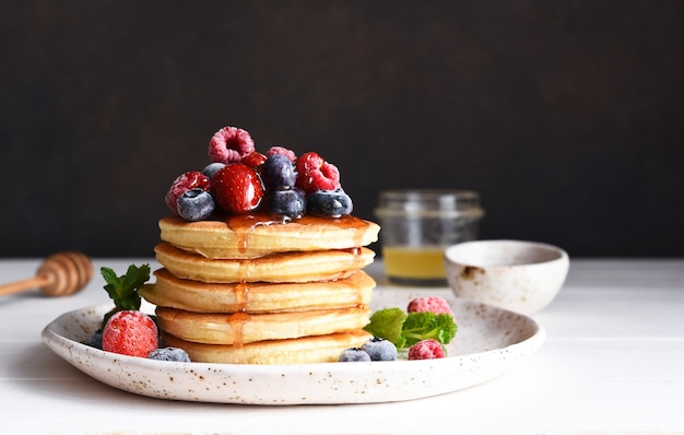 Frittelle con frutti di bosco e sciroppo d'acero per colazione