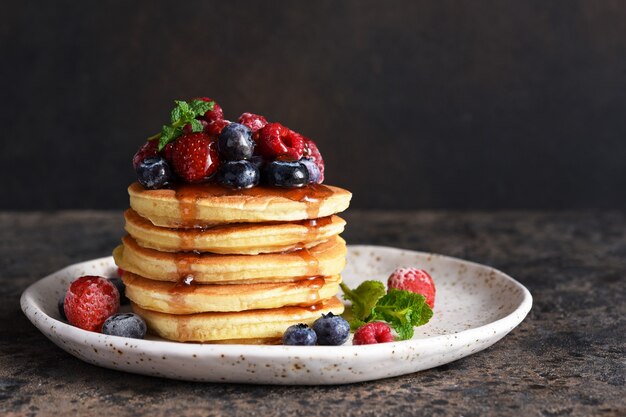 Frittelle con frutti di bosco e sciroppo d'acero per colazione