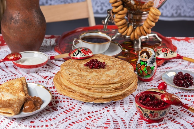 테이블 shrovetide maslenitsa 축제 개념에 딸기와 사워 크림을 곁들인 팬케이크