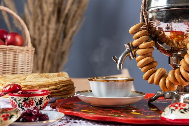 테이블 shrovetide maslenitsa 축제 개념에 딸기와 사워 크림을 곁들인 팬케이크