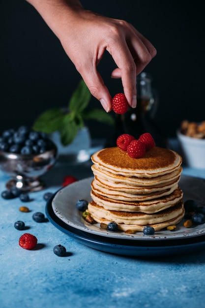 Foto pancakes con frutti di bosco