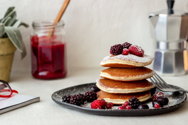 Pancakes con more, lamponi e ribes rosso. cucina americana.