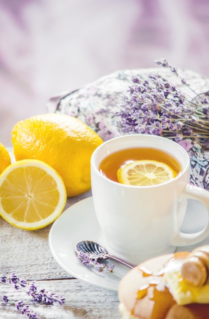Блины с маслом и медом и чай с лимоном на завтрак. выборочный фокус.