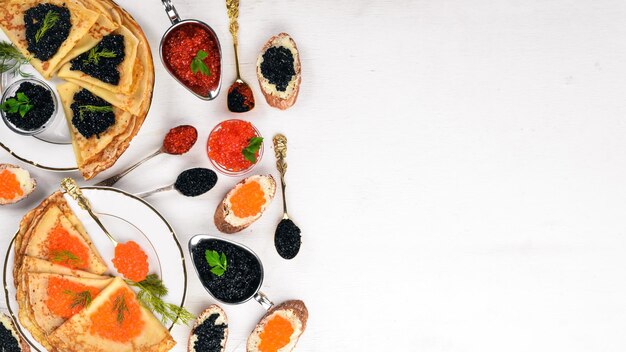 Frittelle con caviale su fondo in legno vista dall'alto spazio libero per il testo