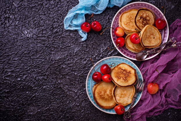 Foto pancakes con ciliegia. messa a fuoco selettiva