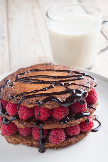 Pancakes con cioccolato e frutti di bosco