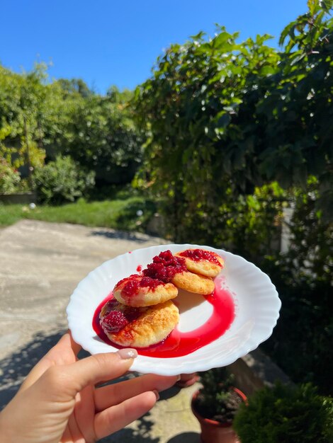 ラズベリーとはちみつをのせたパンケーキ 朝食用パンケーキ