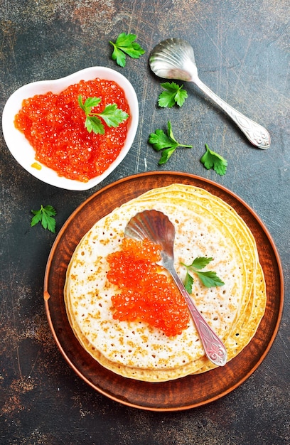 Photo pancakes with salmon caviar
