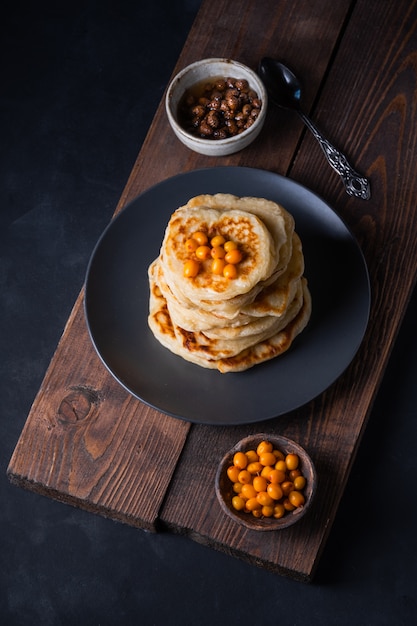 Pancakes con bacche di olivello spinoso e miele