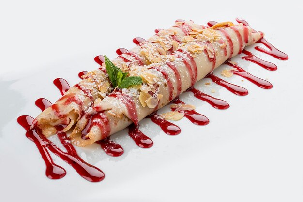 체리와 딸기를 곁들인 양질의 거친 밀가루 팬케이크 흰색 배경에 채식 요리