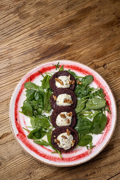 Foto pancake con spinaci, formaggio feta e noci su un tavolo di legno