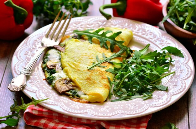 Photo pancakes with spinach and tomatoes