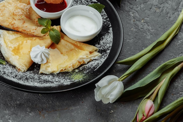 Frittelle con fragole e crema nera