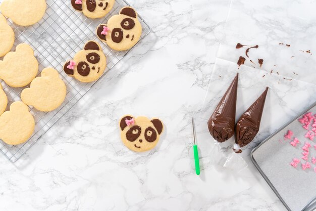 パンダの形をしたショートブレッドクッキーとチョコレートアイシング