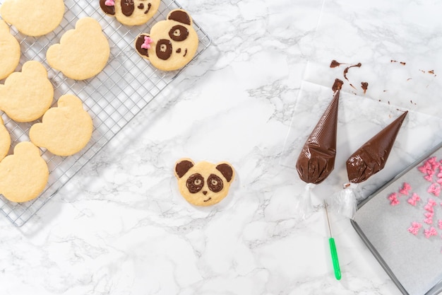 パンダ形のショートブレッドクッキーとチョコレートアイシング