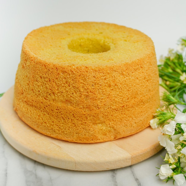 Pandan Chiffon cake geïsoleerd op witte achtergrond bovenaanzicht van bakkerijproducten voedsel