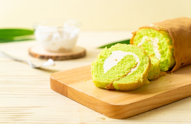 Pandan rolt cake