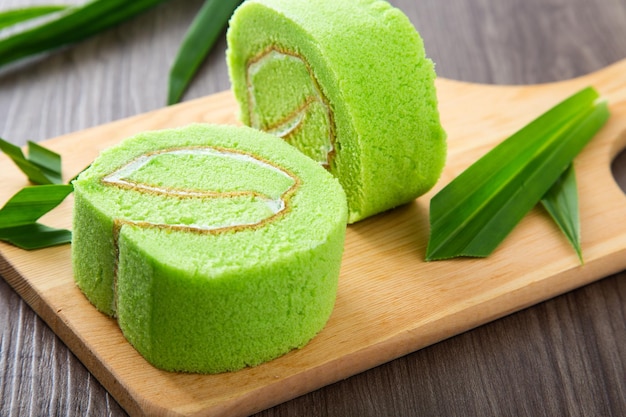 Pandan swiss roll cake op houten tafel