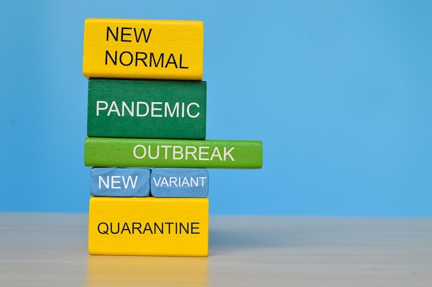 Пандемическое слово на красочных деревянных блоках Здоровье концептуальное