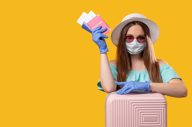 Pandemie reizen zomervakantie toeristen vrouw masker