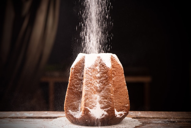 Primo piano della torta di natale italiana del pandoro