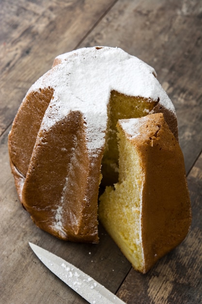 Pandoro-Kerstmiscake met suiker op houten lijst