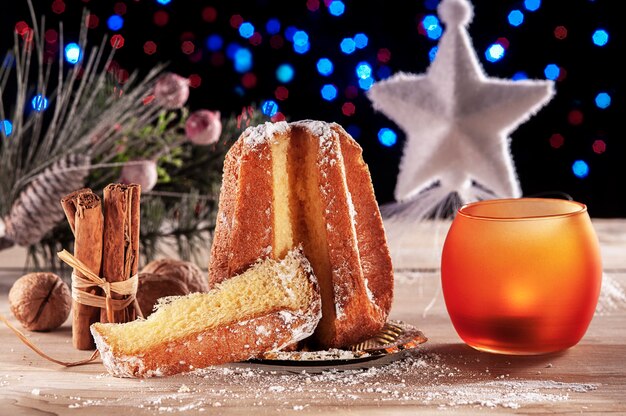 Foto pandoro dolce natalizio tipico italiano con decorazioni natalizie