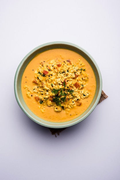 Paneer bhurji gravy servito in una ciotola. messa a fuoco selettiva