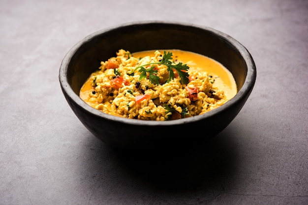 Paneer Bhurji Jus geserveerd in een kom. selectieve focus